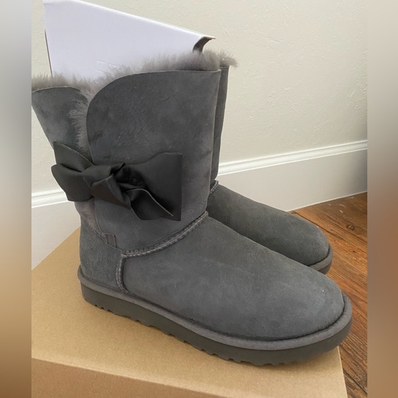 UGG Daelynn in Charcoal, Size 8 - Picture 5 of 7